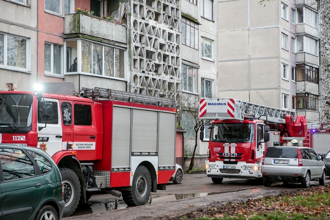 Liepsnos Kauno daugiabutyje: teko laužti šarvuotas duris