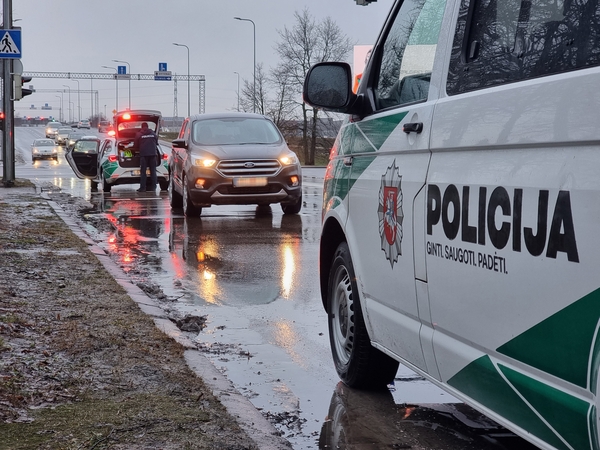 Penktadienis prasidėjo skaudžia nelaime: Šilainių perėjoje partrenkta jauna moteris