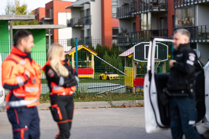 Paauglio mama kreipėsi į policiją: nepažįstamasis mokyklos stadione sumušė mano sūnų