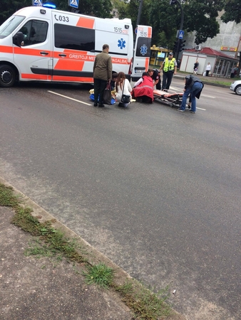 Varnių g. partrenkta per perėją ėjusi moteris