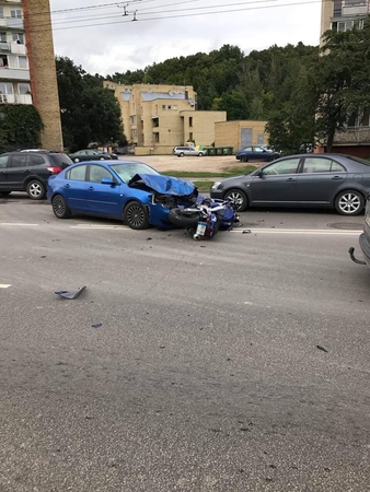 Raudondvario plente – motociklo ir „Mazda“ kaktomuša
