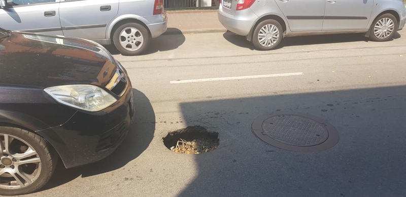 Vairuotojai stveriasi už galvų: duobės Žaliakalnyje primena įgriuvas