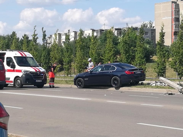 Kaune apsvaigęs vairuotojas kliudė smėlio dėžę ir nuvertė stulpą