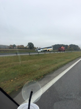 Magistralėje „Kautros“ autobusas nulėkė į griovį