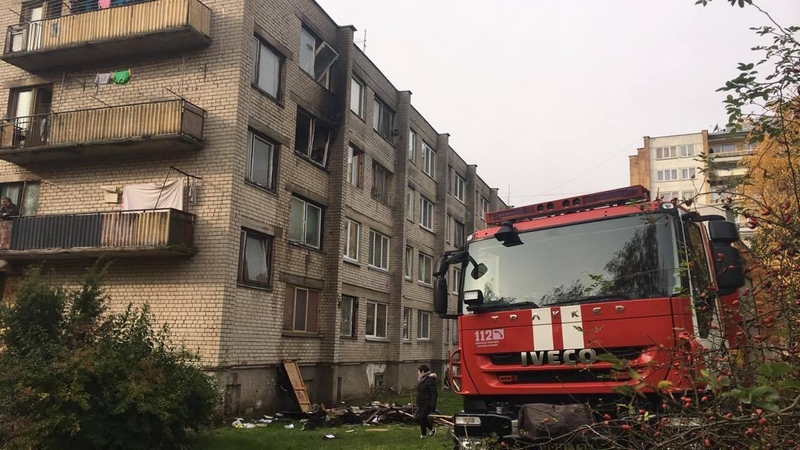 Tarnybas ant kojų sukėlė gaisras Petrašiūnuose