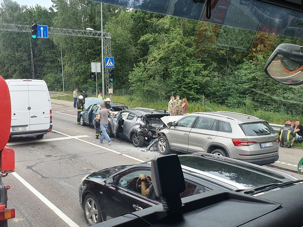 Kelyje link Jonavos – masinė avarija: automobiliai – suknežinti, nukentėjo trys žmonės