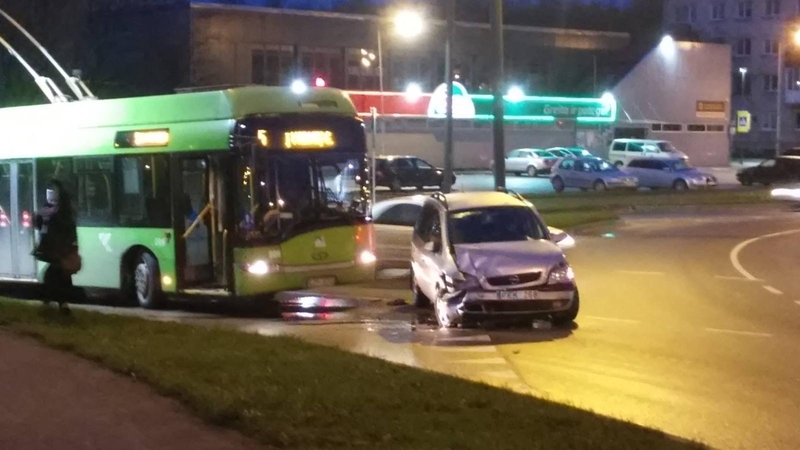 Smarkiai apgirtęs „Opel“ vairuotojas Kaune kliudė troleibusą
