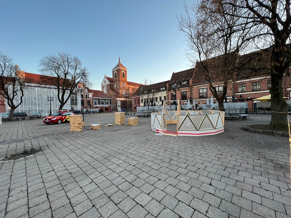 Rotušės aikštėje jau montuojami pirmieji kalėdinio miestelio akcentai