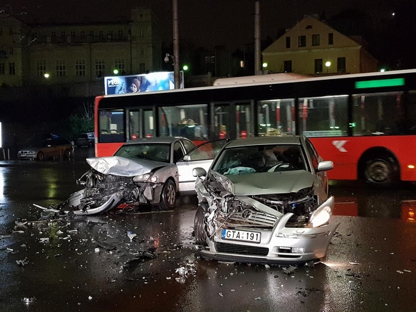 Avarija Kaune: automobiliai – suknežinti, sužaloti du žmonės