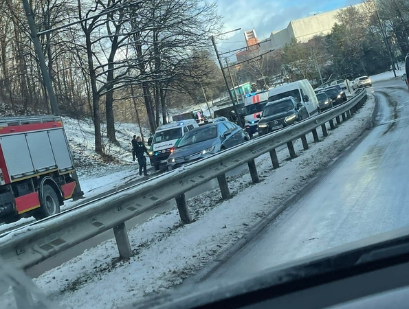 Tarsi užkeiktoje vietoje – vėl avarija: automobiliai gerokai aplamdyti, sužalotas žmogus