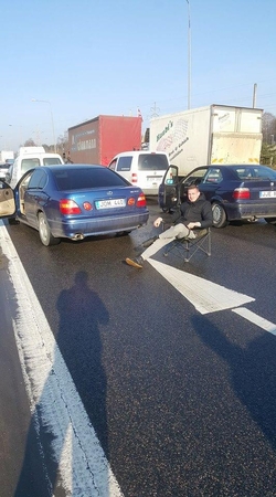 Autostradoje "Volkswagen" nuvertė stulpą, susidūrė dar du automobiliai 