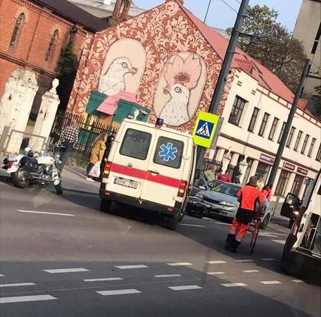 Virš 2 prom. įpūtęs vairuotojas Šančiuose sukėlė avariją, sužalotas motociklininkas