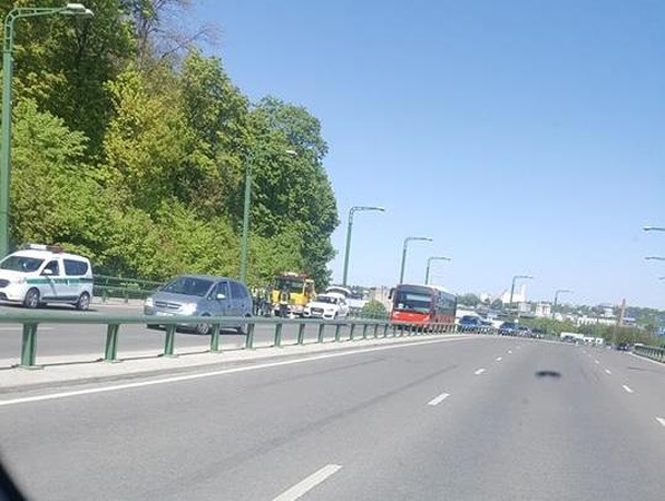 Sujudimas ant M. K. Čiurlionio tilto: nulėkęs „Audi“ ratas trenkėsi į kitą mašiną