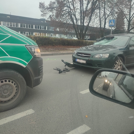 Partrenktas per perėją važiavęs paspirtukininkas, situacijai įvertinti pakeltas dronas