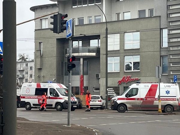 Vilijampolės perėjoje moters vairuojamas „Mercedes-Benz“ partrenkė pėsčiąją