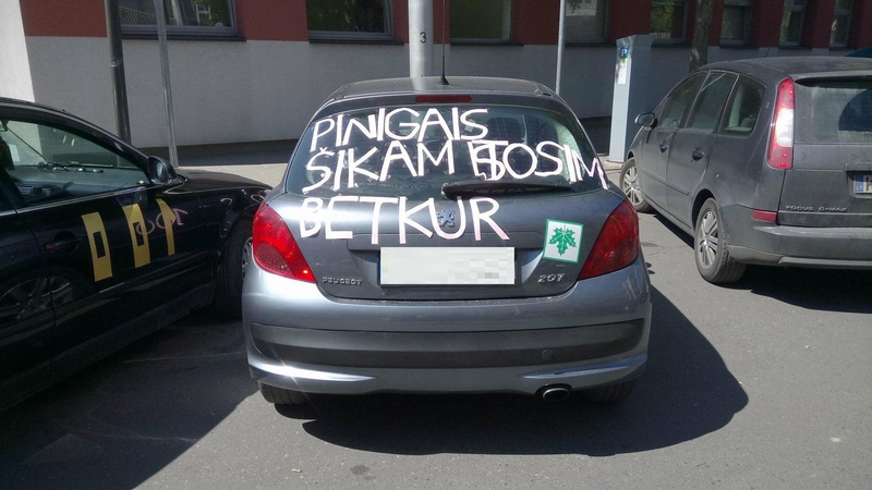 Pašiurpino užrašas ant abiturientų automobilio: tai – chamizmas