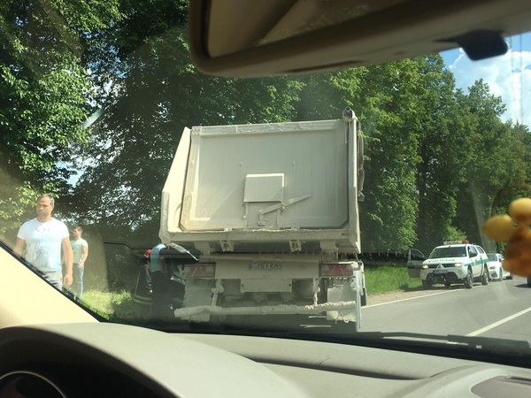 Ilgakiemyje susidūrė vilkikas ir „Volvo“, yra sužeistųjų