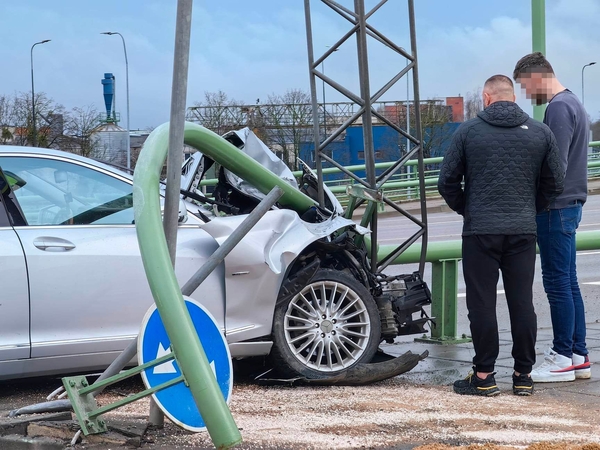 „Mercedes-Benz“ rėžėsi į M. K. Čiurlionio tilto konstrukciją