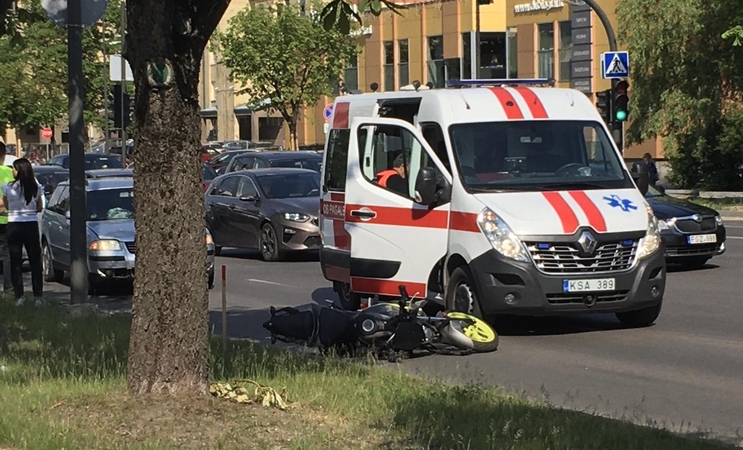 Avarija judriame prospekte iškart pritraukė smalsuolių dėmesį