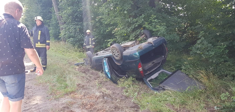 Avarija ties Prienais: iš apvirtusio automobilio į ligoninę išvežti mažamečiai