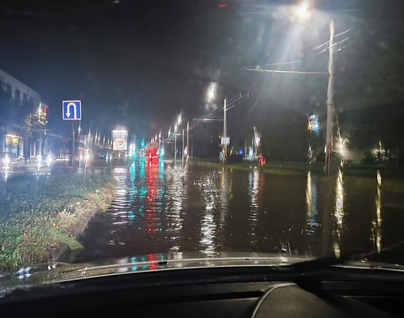 Vilniečiai praneša: po smarkaus lietaus skęsta gatvės