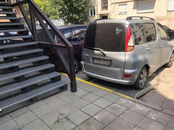 Toliau fiksuoja pažeidėjus: ne tik prie geltonos linijos, bet ir ant neįgaliųjų tako