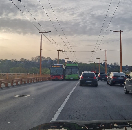 Nekasdienis vaizdelis: ant tilto neišsiteko autobusas ir troleibusas