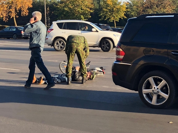 Karaliaus Mindaugo prospekte – „Mercedes-Benz“ ir dviratininko avarija