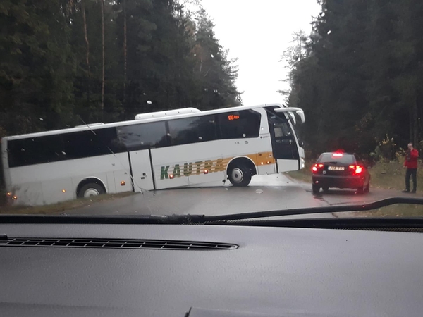 Kelyje link Garliavos paralyžiuotas eismas – „Kautros“ autobusas nuvažiavo į griovį