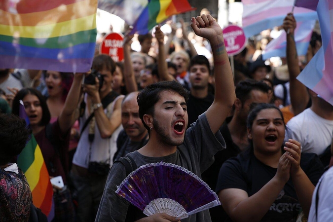 Policija LGBT eitynių dalyvius tramdė ašarinėmis dujomis