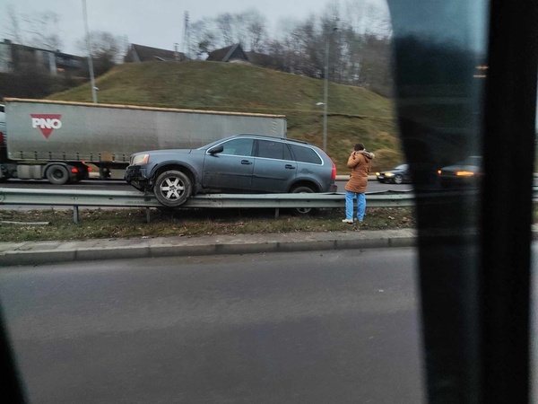 Ant M. K. Čiurlionio tilto atitvaro pakibo „Volvo“