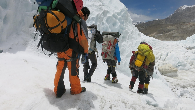 Be leidimo į Everestą kopęs pietų afrikietis mokės tūkstantinę baudą