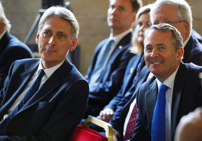 Dėl „Brexit“ kritikuojama Britanijos vyriausybė demonstruoja vienybę
