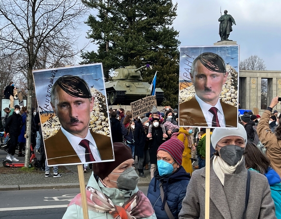 Berlyne šimtatūkstantinė žmonių minia susirinko palaikyti Ukrainos