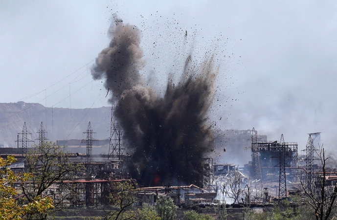 Karas: toliau bombarduojama „Azovstal“, V. Klyčko – Rusija bet kurią akimirką gali užpulti Kyjivą