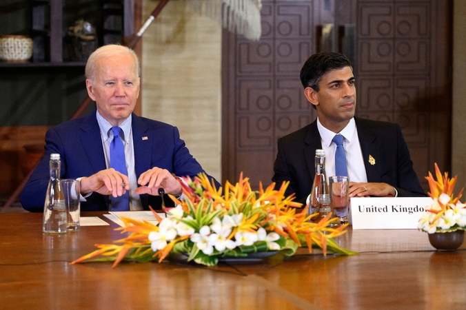 J. Bidenas, R. Sunakas Rusijos vykdomą Ukrainos civilių bombardavimą vadina barbarišku 