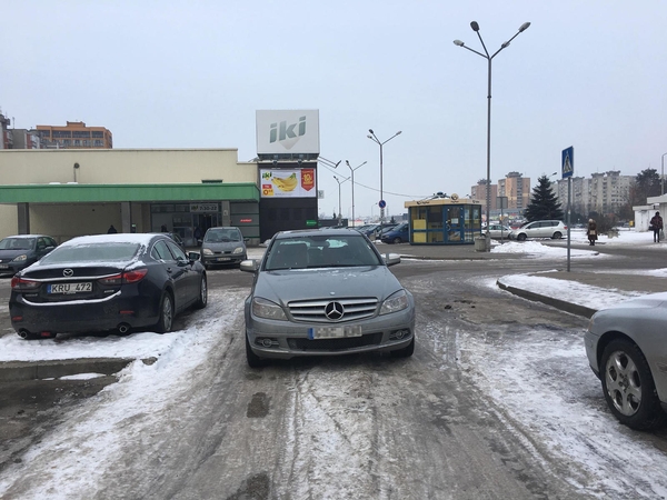 Įžūlumo viršūnė: „Mercedes-Benz“ paliko tiesiog ant išvažiavimo 