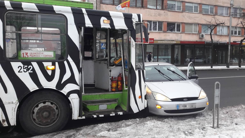 Į avariją Savanorių prospekte pateko zebru išmargintas troleibusas