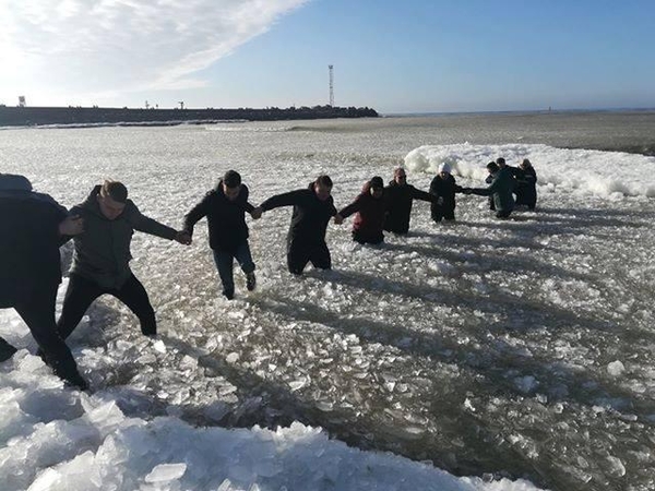 „Gyvą grandinę“ sudarę drąsuoliai išgelbėjo skendusias moteris su vaikais