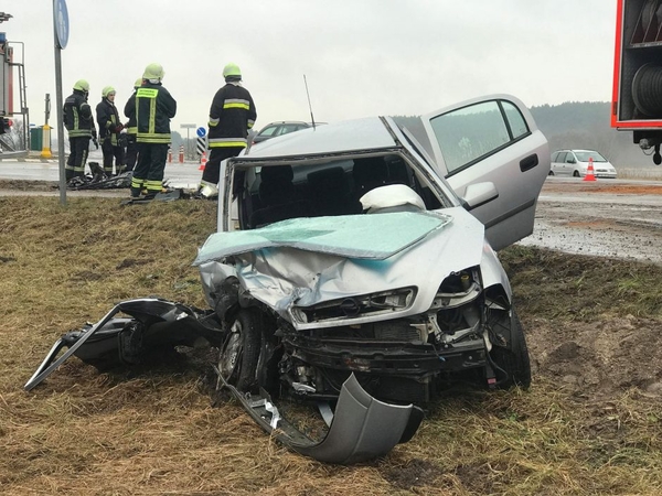 Į avariją patekusiame automobilyje – ginklas, šoviniai ir narkotikų liekanos