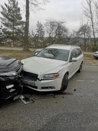 Dviejų automobilių avarija paralyžiavo eismą Milikonių kalnu