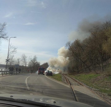 „Uošvės liežuvis“ skendo dūmuose, gatvė buvo nepravažiuojama