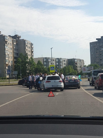 Paskutinio skambučio šventė apkarto: į avariją Šilainiuose pateko abiturientai