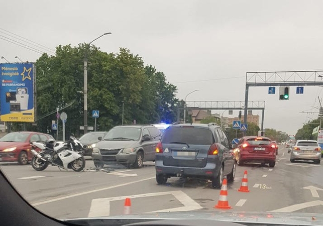 Trečiadienis Kaune prasidėjo avarijomis: nukentėjo motociklininkas