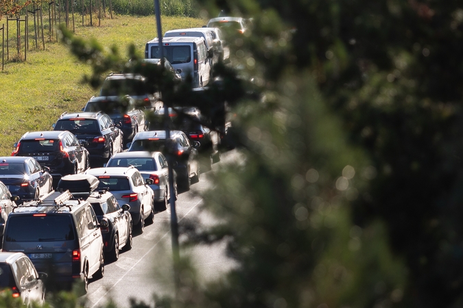 Perspėja: dieną eismo sąlygas sunkins gūsingas vėjas
