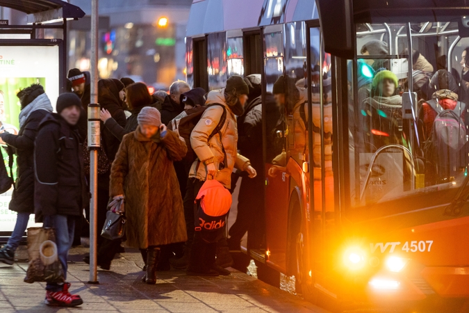 Chaotiškas vilniečių rytas: dėl vairuotojų streiko netilpo į perpildytus autobusus
