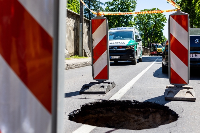 Vilniaus Rasų gatvėje atsivėrė smegduobė: apgadinti du automobiliai, driekiasi spūstis