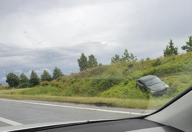 Magistralėje nuo kelio nulėkė BMW