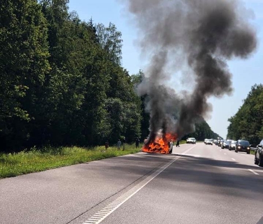 Sumaištis greitkelyje: fiksuojamos avarijos, BMW degė kaip fakelas