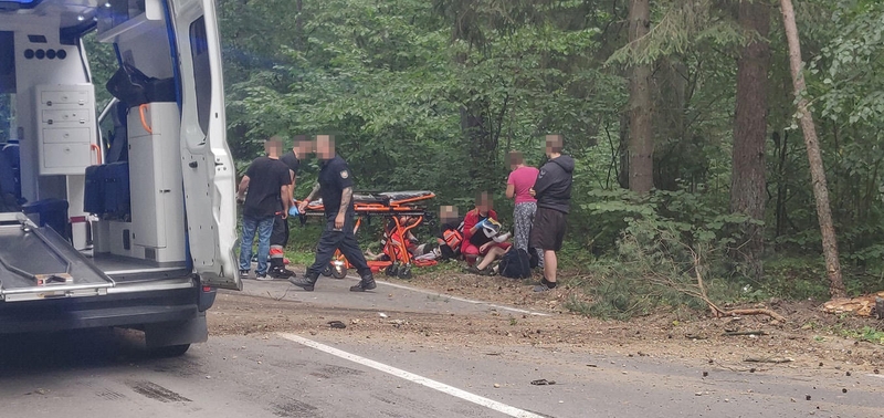 Pakaunėje „Toyota“ rėžėsi į medį – sužaloti du jaunuoliai